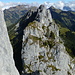 Luftiges Abseilen über die NE-Wand des Oefenspitzen NE-Gipfels: vorne der Roche Percée, darüber die Gastlosen, am Horizont links die Kaiseregggruppe, rechts das Bäderhorn