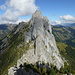 Tiefblick von der Waldeckspitze zu den beiden Gabeldaumen und zum Oberbergpass: darüber die Gastlosen, links der herbstliche Stillwasserwald, rechts der Jaunpass