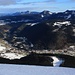 Gipfelpanorama vom Le Mont d'Or (1463m) nach Nordosten zum Schweizer Jura.

Gegenüber steht der Le Suchet (1588,0m), links dahinter die Aiguilles de Baulmes (1559m) und ganz hinten der Le Chasseron (1606,6m). 

Unten sind ausserdem die französischen Grenzorte La Ferrière (840m) und Les Échampés (881m) zu sehen.