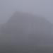 Das Gipfelrestaurant taucht im Nebel auf