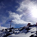 Das Gipfelkreuz des Almerhorns im einzigen Sonnenfenster des Tages