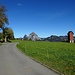 Angekommen in Stoos und auf dem Weg zum Klingenstock-Sessellift. Omnipräsent bei dieser Wanderung: die Mythen.