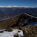   da sinistra l'imbocco della Valmalenco con Sondrio ai sui piedi-il gruppo del Bernina e il piz Palù-pizzo Scalino-Vetta di Rhon-la val Fontana e il monte Combolo-in primo piano la croce del Meriggio 