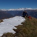 Giovanni con alle spalle da sinistra il monte Disgrazia-il gruppo del Bernina- il piz Palù-pizzo Scalino-Vetta di Rhon-in primo piano la croce del Meriggio