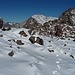 Auf dem Grat zwischen Badus und dem Piz Tuma (2784m), worauf ein kleiner Gipfelsteinmann erkennbar ist. 