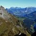Blick in Richtung Alpstein. Unten der Glarner Obersee, hinten der Walensee mit Churfirsten. Am Hang in der oberen Bildmitte: Amden.
