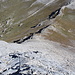 Im Abstieg zwischen Vihren / Вихрен und Premkata / Премката - Blick über steiles Gelände hinunter zum Sattel.