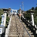 Steile Treppe zum Tozan-Schrein.