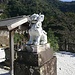 Wächterfigur aus Porzellan. Wächterfiguren (Löwe oder Hund) finden sich häufig bei Tempelanlagen in Japan, wobei die eine mit offenem, die andere mit geschlossenem Mund dargestellt wird.