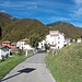 <b>Ahimè, nelle 52 case sono rimasti solo in otto a viverci; nell’ultima mia visita c’erano ancora nove abitanti (cinque dei quali svizzeri).<br /><img src="http://f.hikr.org/files/2212015k.jpg" /><br />Foto del 2008, con gli abitanti di Erbonne. </b>