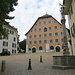 Museum Altes Zeughaus und einer der elf historischen Brunnen.