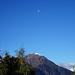 der Mond steht noch am Himmel