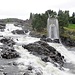 ein Wasserfall mitten in der Ortschaft Hönefoss