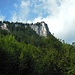 Die Felsen des Roten Steins vom Straßenaufstieg zur Vilser Alpe gesehen