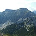 Schau vom Gipfel des Vilser Kegels zur schroffen Nordflanke des Schlicke-Massivs. Rechts spitzen Gimpel und Rote Flüh heraus