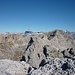 Links die Puezgruppe und darunter das Langental, in Bildmitte das Heiligkreuzkofelmassiv