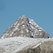 Sass Rigais im Zoom, der ostseitige Anstieg über den Klettersteig verläuft mehr rechts am Grat und südseitig in etwa der Mitte nach links unten