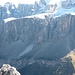 Das Schotterfeld an der Sella markiert den Einstieg ins Val Setus. Der Aufstiegsweg vom Grödner Joch ist rechts davon zu erkennen.