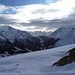 Höchster Punkt erreicht. Blick ins Mattertal. Die Bewölkung kommt im Eilgang.