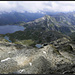 Blick auf die Abstiegsroute (via den von oben rechts nach unten links verlaufenden Grat),