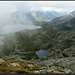 Abstieg Richtung <b>Passo del Sasso Nero </b>(rechts) - und erster Hikr-Wegpunkt-Eintrag (wie beim Sasso beim Monte Gradiccioli - die Jammertanten vom Dienst werden sicherlich wieder Tränen vergiessen, weil ich auch diesen "Sasso" nicht näher beschreibe...).