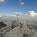 Ein weißes Gipfelkreuz markiert den Punkt auf 3025 m Höhe