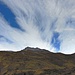 Ganz oben Föhngewölke, viel tiefer jagten Hochgeschwindigkeitswolken durch. Das würde ich am Gipfelgrat des Jägglischhorns noch spüren. Auf der Foto in der Mitte das Hasenflüeli.