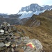 Am Gipfel. Im Hintergrund das Rätschenhorn. In der Verlängerung des Grats geht's über den "Bruder des Jägglischorns" und die Nollen zum Saaser Calanda.