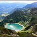 Lago Tremorgio. Der Aufstieg erfolgte vom linken See-Ende schräg hinauf zur Alpe Campolungo (oberhalb sonnenbeschienenem Fleck links vom Wasserfall).