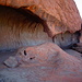 Caverne alla base di Uluru, dove la tradizione dice che vissero i "Mala" e la talpa gigante. 