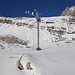 Bei der Wetterstation auf der Hochebene Grand Cor hat der Winter schon Einzug gehalten. Links der Wetterstation ist der Tête Noire (2872m), rechts der felsige Tita Sèri (2851m).