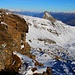 Aussicht aus dem Felsgürtel unterhalb des Gipfels zum Tita Sèri (2851m) .