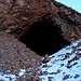 Im Abstieg entdeckte ich diese Höhle 60m oberhalb der Hütte - ohne Hütte wäre sie ein optimaler Biwakplatz!