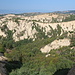 Unterwegs von Melnik / Мелник nach Rozhen / Рожен - Ausblick von einer kleinen Anhöhe (ca. 680 m) über ein Tal zu zahlreichen "Pyramiden" und anderen schönen Sandstein-Formationen.
