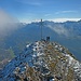 Das Gipfelkreuz hoch über Garmisch-Partenkirchen.