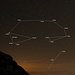 Ausschnitt vom vorherigen Foto mit Ansicht des Sternbildes Südlicher Fisch (Piscis Austrinus) und dem nördlichsten Teil des Kranichs (Grus). Die wichtigsten Sterne sind:<br /><br />Fomalhaut = α Piscis Austrini: <br />Helligkeit 1,17mag; Entfernung 25,13 Lichtjahre; Spektraltyp A3V; 1,92-fache Sonnemasse; 1,842-facher Sonnendurchmesser; 16,63 Sonnenleuchtkraft. Der Stern besitzt mehrere Staubringe und einen bekannten Planeten namens Dagon mit einer Umlaufzeit von 1700 Jahren. Dagon hat die etwas kleinere Masse als Jupiter. Weiter besitzt Fomalhaut zwei weit entfernte Begleitsterne, von denen einer auf dem Foto zu sehen ist, siehe dazu unten beim Stern TW PsA.<br /><br />Aldhahab = γ Gruis: <br />Helligkeit 3,01mag; Entfernung 203 Lichtjahre; Spektraltyp B8IV; 4-fache Sonnemasse; 4,3-facher Sonnendurchmesser; 390-fache Sonnenleuchtkraft.<br /><br />ε Piscis Austrini: <br />Helligkeit 4,18mag; Entfernung 744 Lichtjahre; Spektraltyp B8IIIe; 4,10-fache Sonnemasse; 3,2-facher Sonnendurchmesser; 661-fache Sonnenleuchtkraft.<br /><br />δ Piscis Austrini: <br />Helligkeit 4,23mag; Entfernung 170 Lichtjahre; Spektraltyp G8III; 2,2-fache Sonnemasse; 12-facher Sonnendurchmesser; 72-fache Sonnenleuchtkraft. Der Stern besitzt in 4,5“ Abstand einen 9,2mag hellen Begleitstern vom Spektrum G5V.<br /><br />β Piscis Austrini: <br />Helligkeit 4,29mag; Entfernung 148 Lichtjahre; Spektraltyp A1V; 2,3-fache Sonnemasse; 2-facher Sonnendurchmesser; 33-fache Sonnenleuchtkraft.<br /><br />ι Piscis Austrini: <br />Helligkeit 4,35mag; Entfernung 205 Lichtjahre; Spektraltyp B9,5V.<br /><br />γ Piscis Austrini: <br />Helligkeit 4,46mag; Entfernung 222 Lichtjahre; Spektraltyp A0IV; 2,9-fache Sonnemasse; 2,7-facher Sonnendurchmesser; 81-fache Sonnenleuchtkraft. Der Stern besitzt in 4,0“ Abstand einen 8,2mag hellen Begleitstern vom Spektrum F8,5V mit 1,25-facher Sonnenmasse und 1,9-facher Sonnenleuchtkraft, die Umlaufzeit der Sterne beträgt 2200 Jahre.<br /><br />λ Gruis: <br />Helligkeit 4,47mag; Entfernung 247 Lichtjahre; Spektraltyp K3III.<br /><br />μ Piscis Austrini: <br />Helligkeit 4,50mag; Entfernung 130 Lichtjahre; Spektraltyp A2V; 2,2-fache Sonnemasse; 1,7-facher Sonnendurchmesser; 20,5-fache Sonnenleuchtkraft.<br /><br />υ Piscis Austrini: <br />Helligkeit 4,99mag; Entfernung 528 Lichtjahre; Spektraltyp K4,5III.<br /><br />ϑ Piscis Austrini: <br />Helligkeit 5,02mag (5,8+5,8mag); Entfernung 339 Lichtjahre; Spektraltyp A1V+A1V; enger Doppelstern im Abstand von nur 0,2“.<br /><br />η Piscis Austrini: <br />Helligkeit 5,43mag (ABC); Entfernung 1010 Lichtjahre; Spektraltyp B8,5Ve+B8,5Ve. Neben dem sehr engen Paar (AB; 5,70mag) ist ein B9V-Stern mit 6,77mag in 1,2“ zu finden.<br /><br />λ Piscis Austrini: <br />Helligkeit 5,45mag; Entfernung 508 Lichtjahre; Spektraltyp B7V.<br /><br />TW Piscis Austrini: <br />Mit 0,91 Lichtjahren Abstand ein extrem entfernter physischer Begleiter von Fomalhaut; Helligkeit 6,44-6,51mag, Spektraltyp K4Vpe; BY-Draconis Veränderlicher mit P=10,3 Tagen; 0,81-fache Sonnemasse; 0,8-facher Sonnendurchmesser, 0,125-fache Sonnenleuchtkraft.<br />