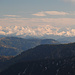 Zoom zu den Hohen Tauern, der Großglockner ganz rechts versteckt sich. Das Große Wiesbachhorn (zweiter von links) ist besser zu erkennen.