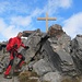 letztes Blau am Unders Tatelishorn geniessend - einen kritischen Blick Richtung Obers werfend;
das Gipfelkreuz in diesem Jahr vom SAC Seeland neu errichtet
