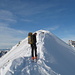 Am schmalen Gipfelgrat queren wir zum "Gipfelkreuz", das eine Messstelle des Steirischen Lawinenwarndienstes ist.<br />Danke für euren Einsatz um unsere Sicherheit! <br />Foto © Hans