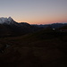 Morgenröte über Motterascio: links Torrone di Nav, Punta di Val Scaradra und Pizzo Sorda, rechts über dem hellen Hüttendach der Matro