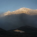 Aufstieg zur Alpe Corói: in einem Nebelfenster zeigen sich kurz rechts der Piz Greina, links der spitze Piz Gaglianera