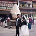 Chinesisches Hochzeitspaar vor dem Jokhang in Lhasa. 
