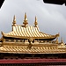 Vom zweiten und dritten Geschoss des Jokhang-Tempels hat man wunderschöne Sicht auf die goldenen Dächer des Tempels.