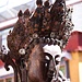 Skulptur auf dem Gelände eines Metallschmieds in einer Seitengasse in Lhasa.