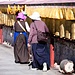 Tibeterinnen am Tskor, dem Umrundungsweg um den Potala-Palast.