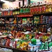 Farbenfrohes Geschäft auf dem Markt von Lhasa.