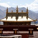 Goldenes Dach im Kloster Sera, gesehen von der Kora, dem Umrundungsweg um das nördlich von Lhasa gelegene Kloster.