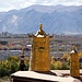 Dächer von Sera, im Hintergrund Lhasa.