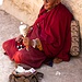 Ein bettelnder Mönch auf der Kora um das Kloster Tashilhunpo.