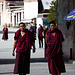 Zwei Mönche am Eingang des Klosters Tashilhunpo.